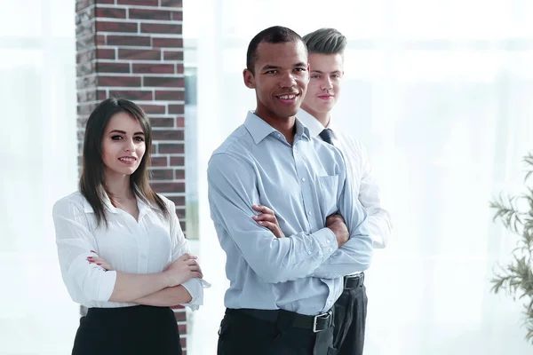 Ritratto di un team di lavoro di successo sullo sfondo dell'ufficio — Foto Stock