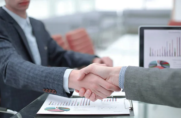 Hautnah. Handschlag Geschäftspartner am Arbeitsplatz im Büro — Stockfoto