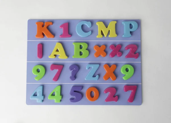 Alfabeto plástico magnético inglés de color sobre fondo azul —  Fotos de Stock