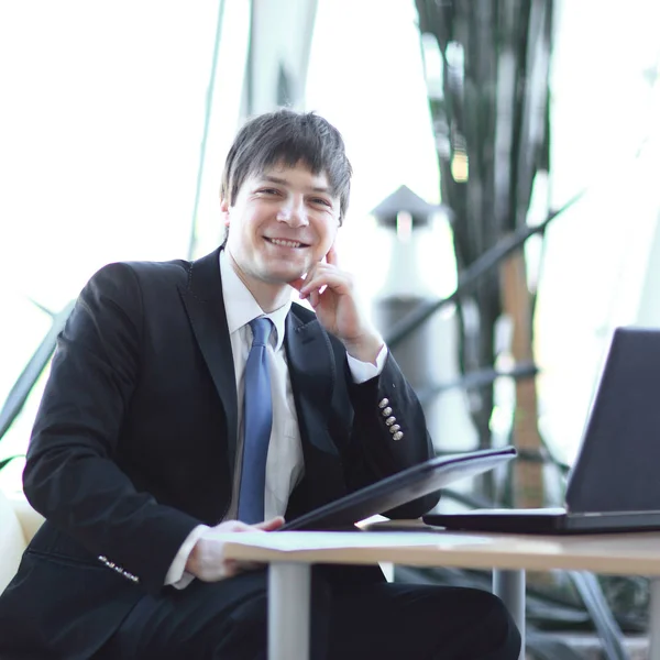 Jonge zakenman op werkplek op kantoor — Stockfoto
