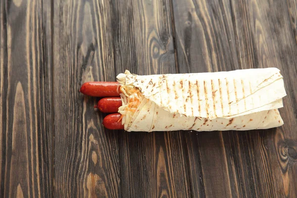 Embutidos caseros en pan de pita sobre fondo de madera.foto con — Foto de Stock