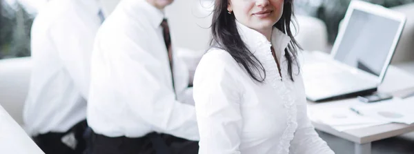 Portrait de femme d'affaires moderne sur le fond de son lieu de travail — Photo