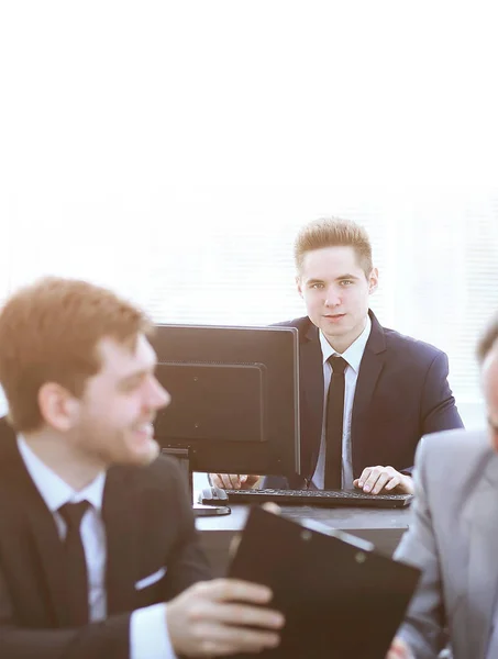 Patron et employé discutant du document assis au bureau . — Photo