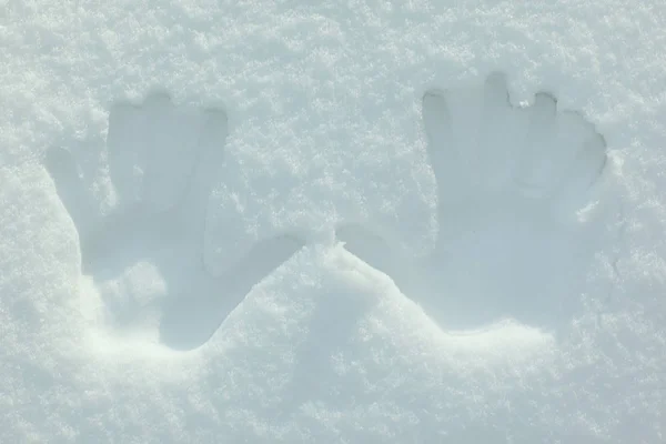 Zwei Handabdrücke auf dem Schnee. Foto mit Kopierraum — Stockfoto