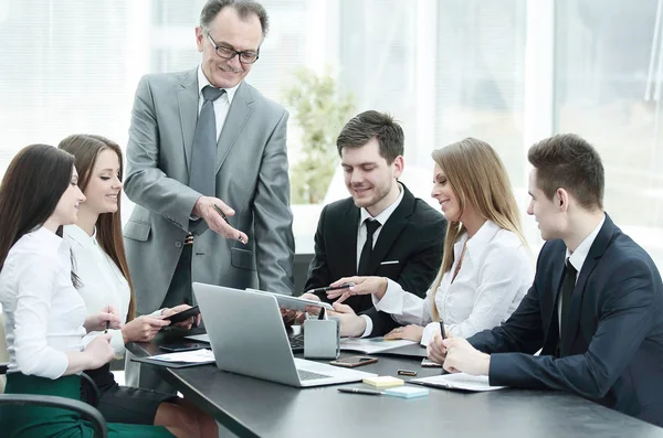 Senior businessman discussing with business team to work issues — Stock Photo, Image