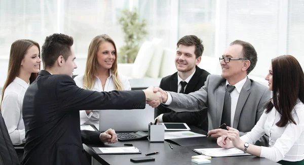Бизнес Партнеры Пожимают Руки После Успешной Сделки Концепция Партнерства — стоковое фото