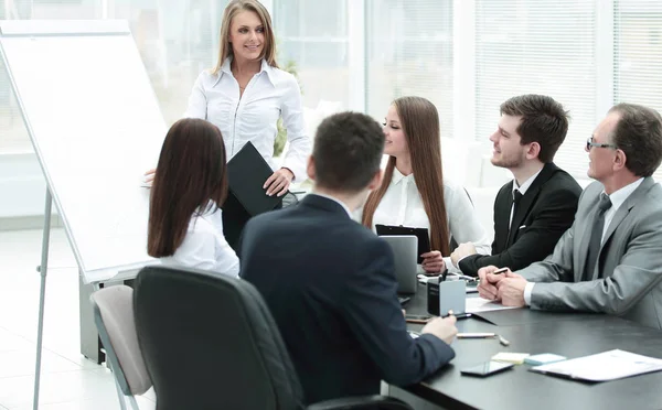 Mujer de negocios que lleva a cabo una presentación para colegas de negocios — Foto de Stock