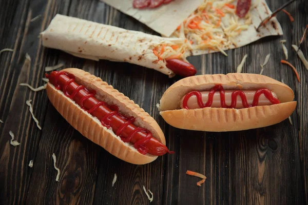 Rychlý food.hot psi a Shawarma na dřevěné pozadí — Stock fotografie
