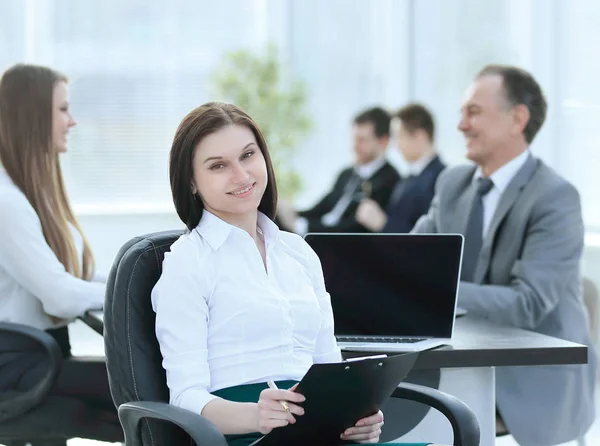 Giovane donna d'affari con appunti sullo sfondo del team di lavoro — Foto Stock