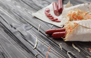 Tütsülenmiş sosis ve cabbage.photo kopya alanı ile silindir mini değirmenler