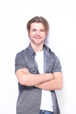 süslü gömlekli şık gülümseyen adam.