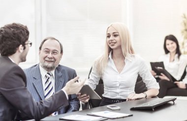 profesyonel iş takım işyerinde mali grafikler ile çalışma