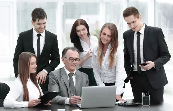 Director y equipo de negocios mirando la pantalla del ordenador portátil . — Foto de Stock