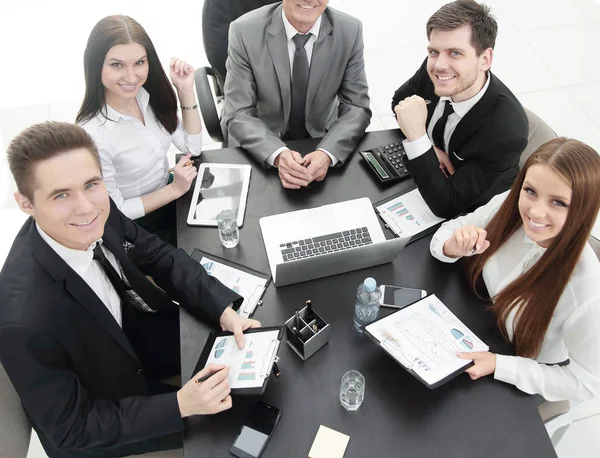 Business team sitting at Desk and looking at camera. — Stock Photo, Image