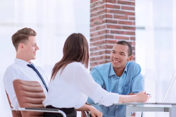 Empleados discutiendo nuevas ideas en el lugar de trabajo —  Fotos de Stock