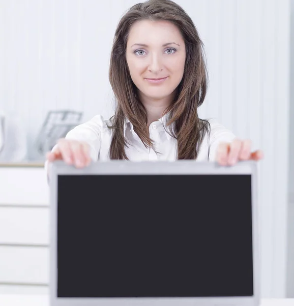 Atractiva mujer de negocios que presenta un ordenador portátil con copyspace en el monitor — Foto de Stock