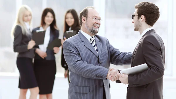 project Manager shaking hands with the employee prior to the seminar