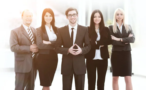 Professionelles Business-Team auf verschwommenem Hintergrund. — Stockfoto