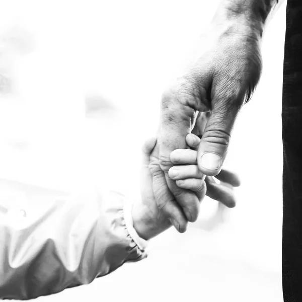 強い男性の手を握って子供手のクローズ アップ — ストック写真