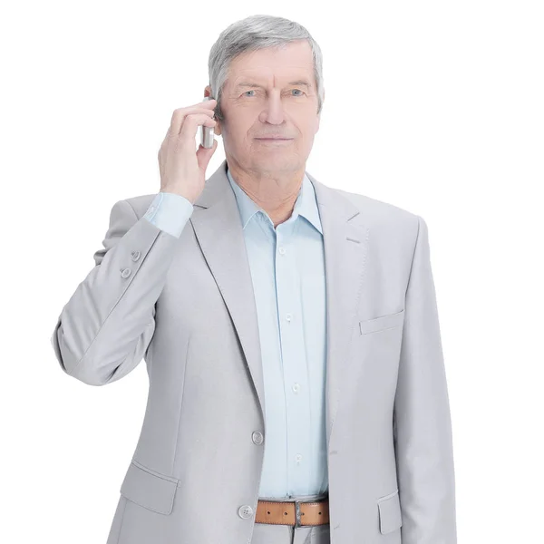 Säker senior affärsman med mobila phone.isolated i den vita bakgrunden — Stockfoto