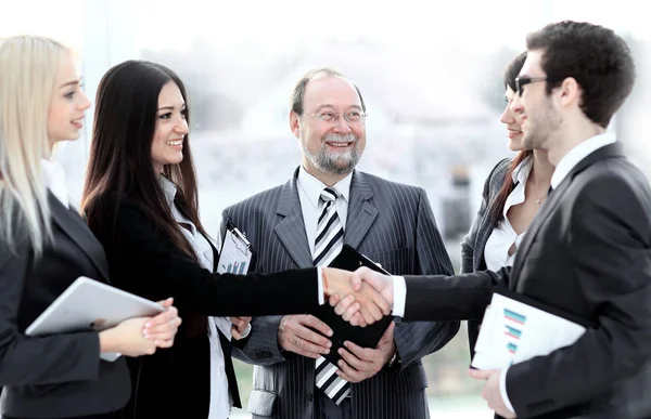 Team di lavoro professionale e stretta di mano dei giovani partner commerciali in ufficio — Foto Stock