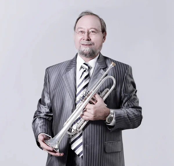 Mann im grauen Anzug mit Trompete — Stockfoto
