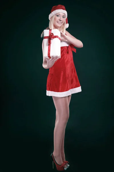 Mulher loira em traje de Papai Noel com presente de Natal . — Fotografia de Stock