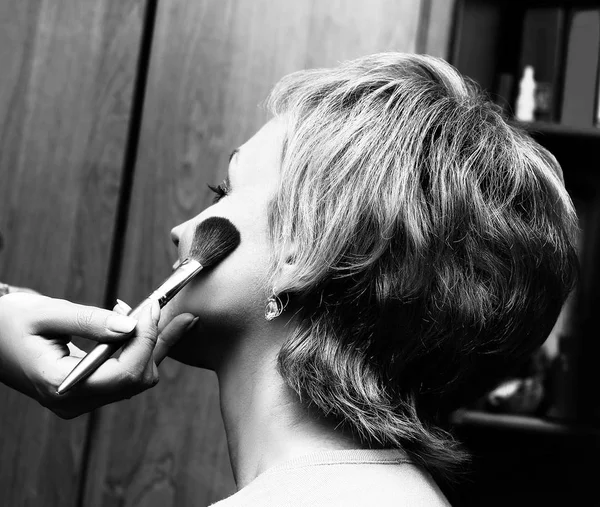 Bella donna facendo make-up in un salone di fantasia — Foto Stock