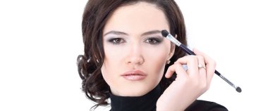 günlük olarak makyaj güzel genç kadın