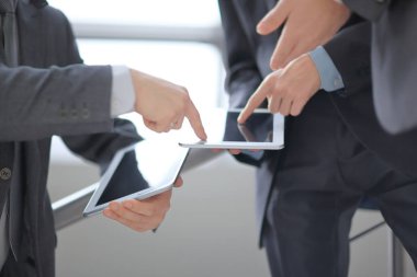 Tablet bilgisayarla çalışan insanların elleri. Teknoloji