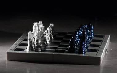 Satranç kompozisyon strateji kavramında koyu arka plan üzerinde