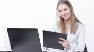 Office belgeleri ile çalışan kadın yönetici asistanı.