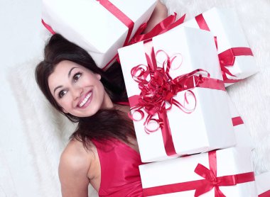 portre. onun gift.i gösterilen mutlu güzel kadın