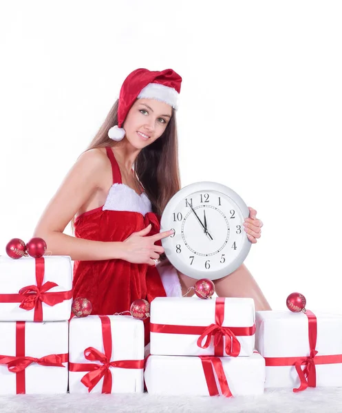 Красива молода жінка в різдвяному костюмі з годинником, що сидить на — стокове фото