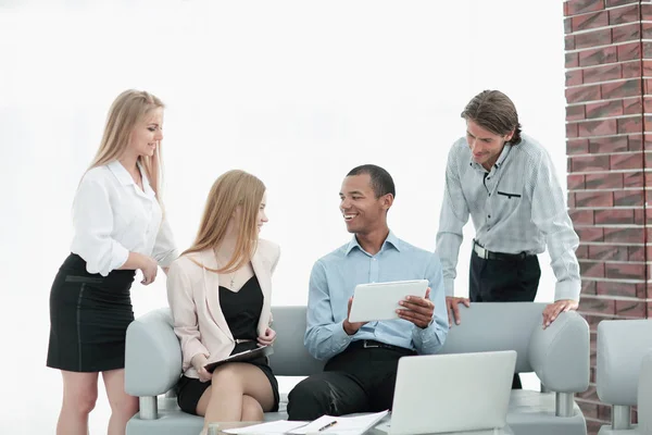 Equipo de negocios que utiliza la tableta digital en el vestíbulo de la oficina — Foto de Stock