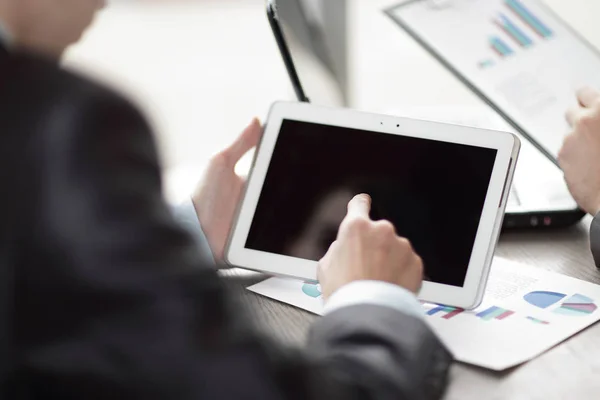 Sluit up.businessman klikken op het scherm van een digitaal tablet — Stockfoto