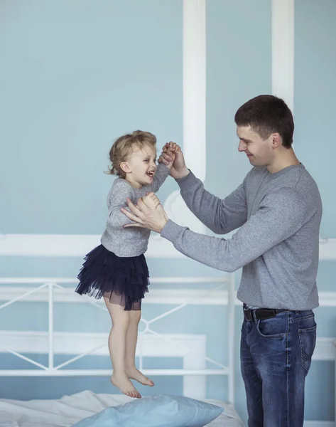 Pai amoroso brinca com a pequena filha feliz — Fotografia de Stock