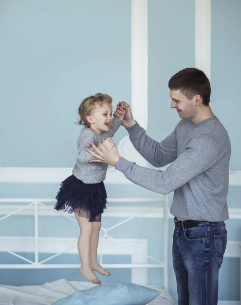 Amoroso padre juega con feliz hijita — Foto de Stock