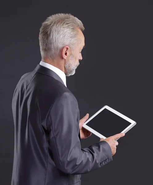Serio uomo d'affari guardando schermo tablet digitale — Foto Stock