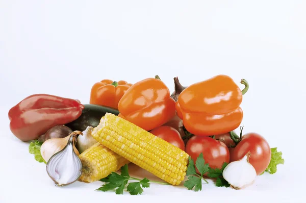 Paprika Auberginen Tomaten Und Mais Isoliert Auf Weißem Hintergrund — Stockfoto