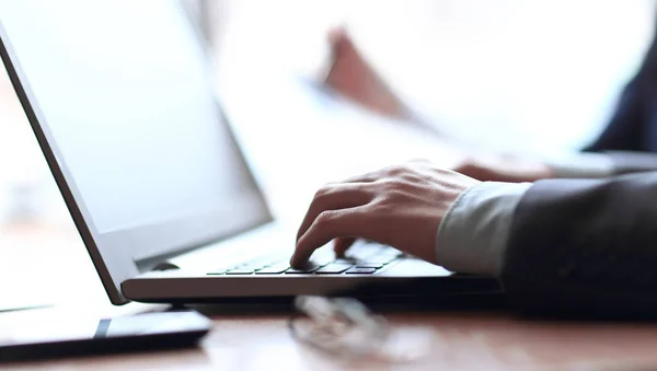 Fechar up.blurred imagem de homem de negócios que trabalha no laptop — Fotografia de Stock
