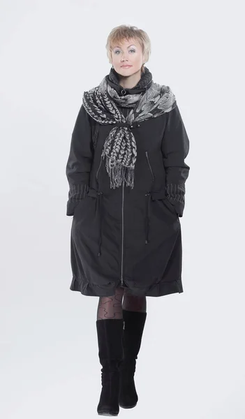 Modieuze vrouw in een zwarte jas en scarf.isolated op wit. — Stockfoto