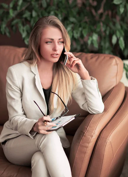 Hermosa mujer de negocios. Conversación telefónica sobre la oficina — Foto de Stock