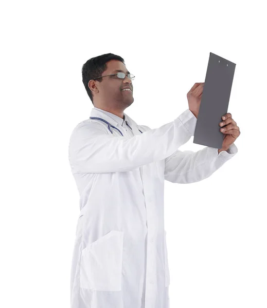 Allmänläkare skriver en prescription.isolated på vit — Stockfoto