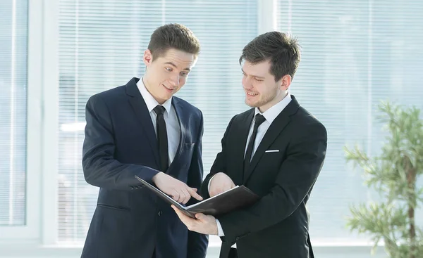 Geschäftsmann zeigt einem Kollegen im Büro ein Dokument — Stockfoto