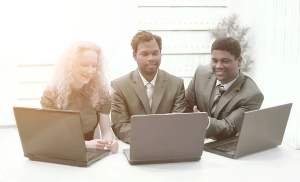 Employees sitting on the workplace in the office — Stock Photo, Image