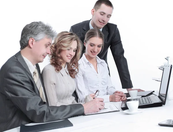 Team aziendale che lavora con documenti finanziari in ufficio . — Foto Stock