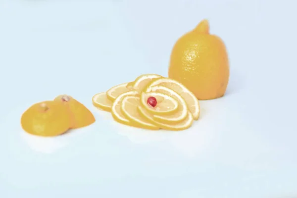 Up.Ripe limon kesme tahtası üzerinde kapatın — Stok fotoğraf