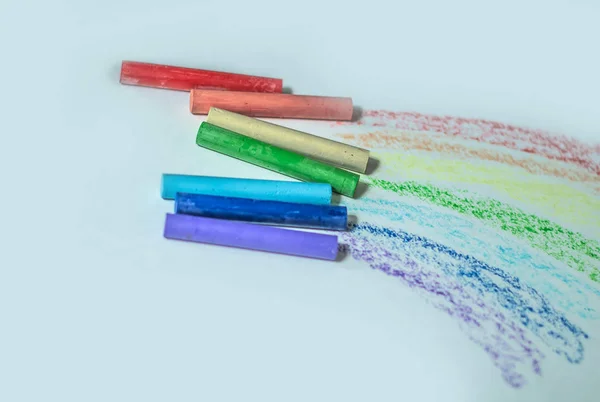 Crayons ulticolores pour dessiner.isolés sur un fond blanc — Photo