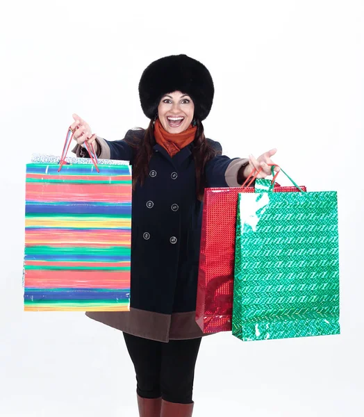 Giovane donna in abiti invernali con borse della spesa — Foto Stock